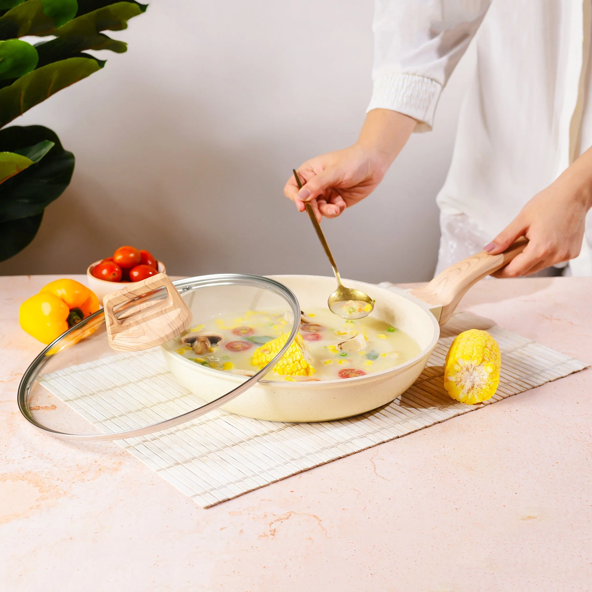 Lightweight Non-Stick Frying Pan With Lid - Image 3