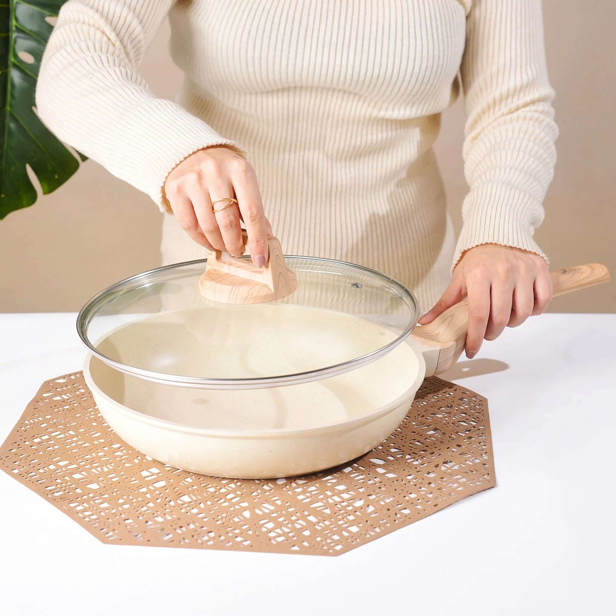 Lightweight Non-Stick Frying Pan With Lid - Image 4