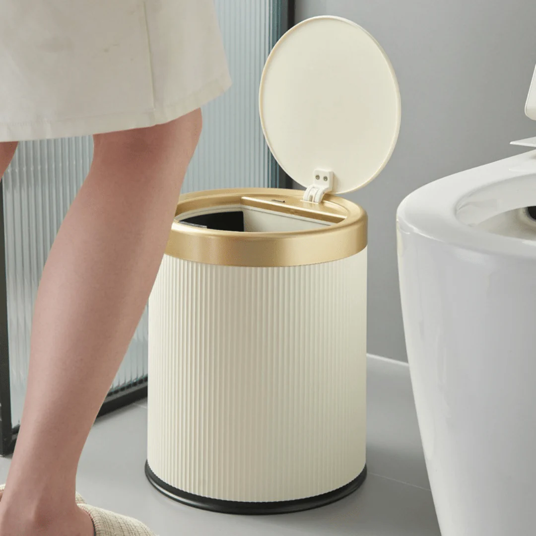 Smart Touchless Automatic Trash Can with Motion Sensor Lid (8L) - Image 4