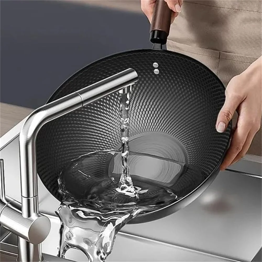 Traditional Uncoated Iron Wok with Wooden Handle & Glass Lid (30cm) - Image 2